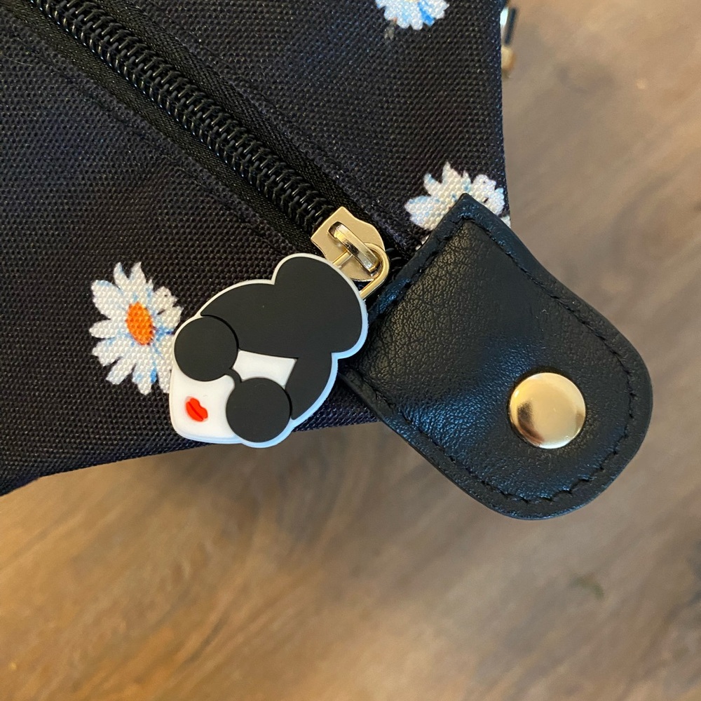☘️NWT Alice + Olivia Daisy canvas duffel, black Daisy floral pattern - Picture 6 of 10